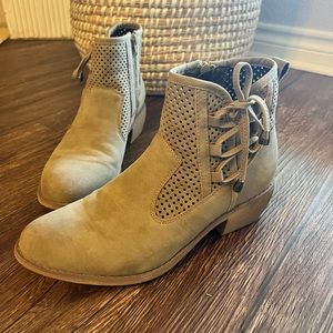 Pierre Dumas booties sz 9 worn once for family photos